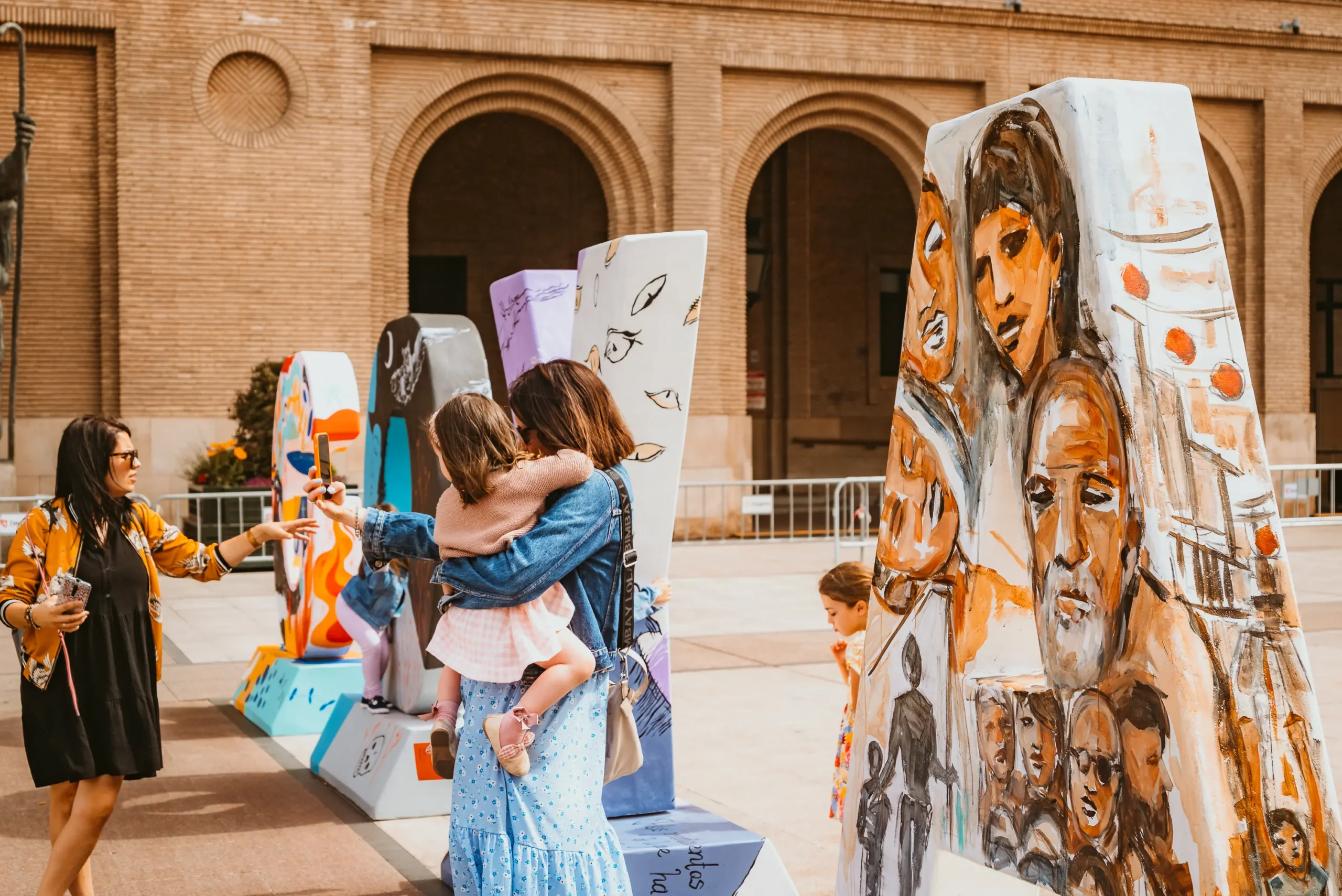 Letras de Goya en la Plaza del Pilar en las Fiestas Goyescas 2023