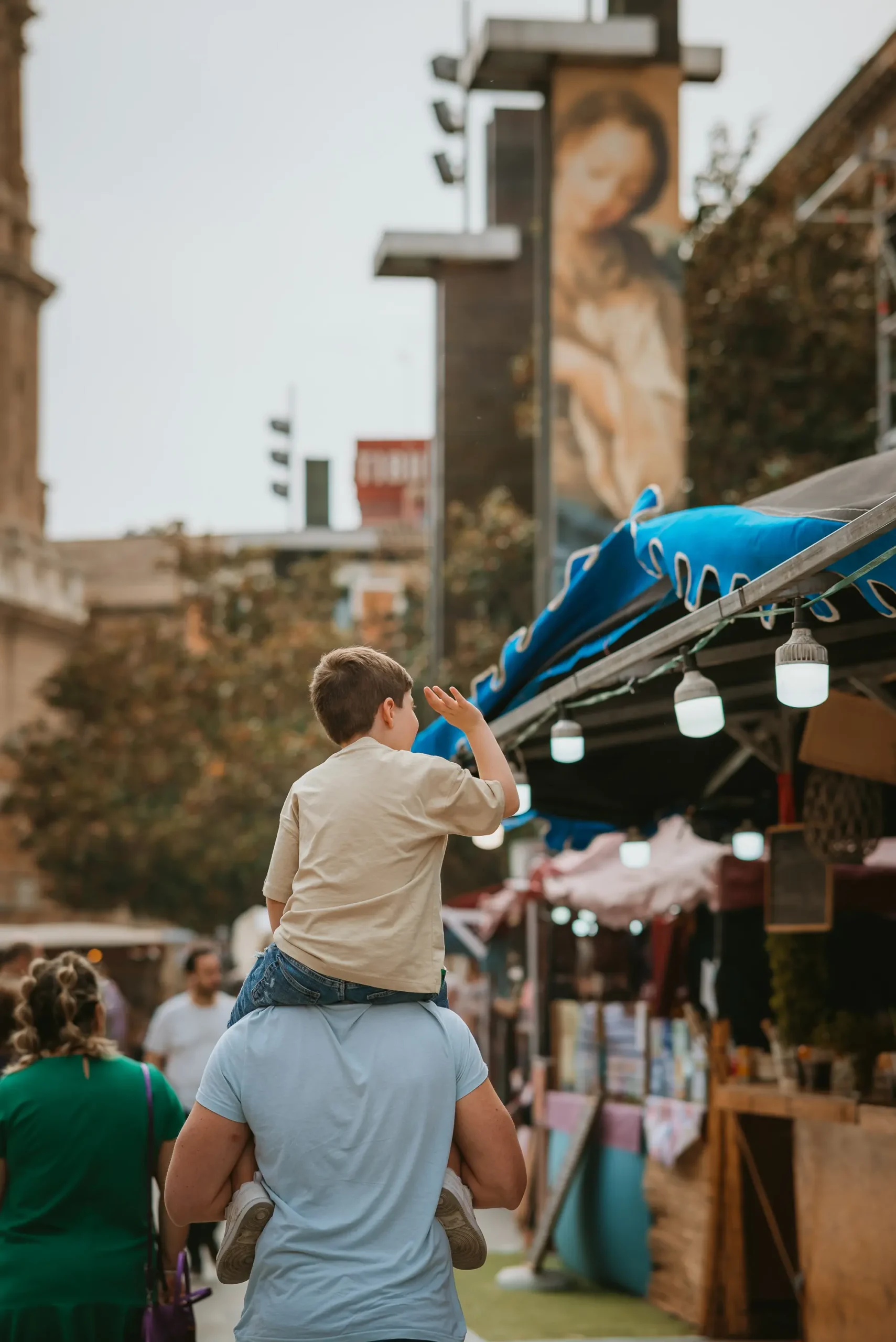 Niño saludando en el mercado de las fiestas goyescas 2023